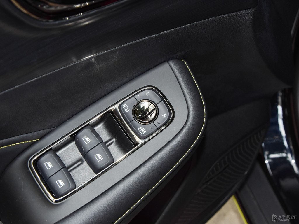 玄武黑榮威RX5車廂內(nèi)飾圖片