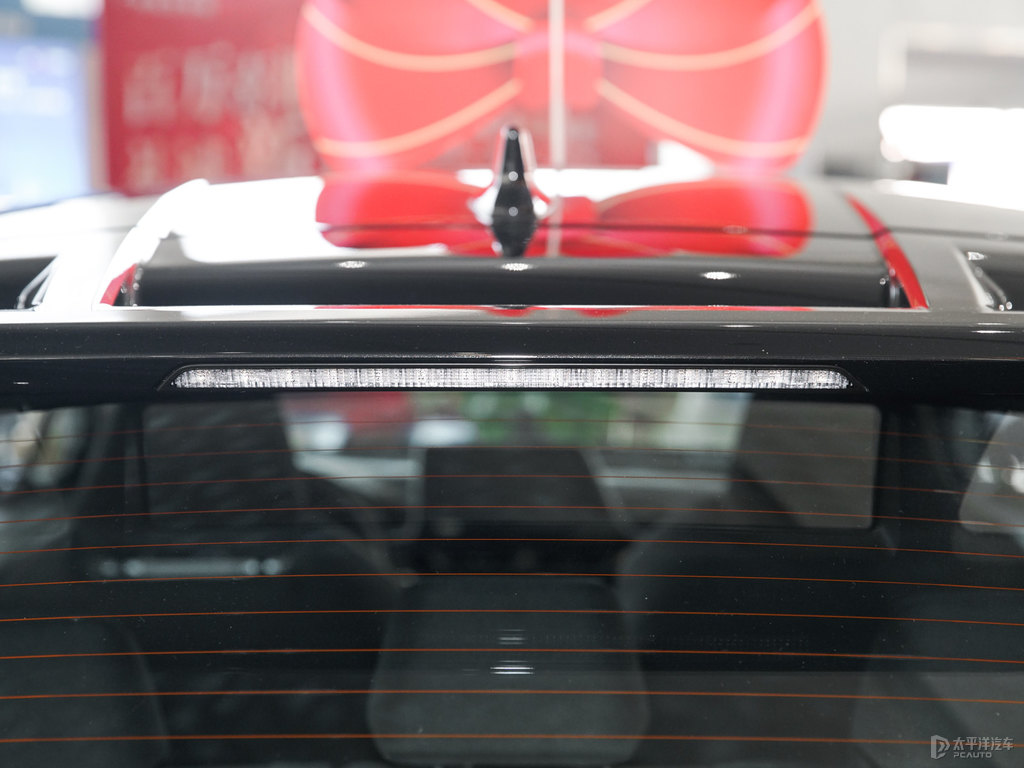 絳珠紅奕澤IZOA車尾外觀圖片