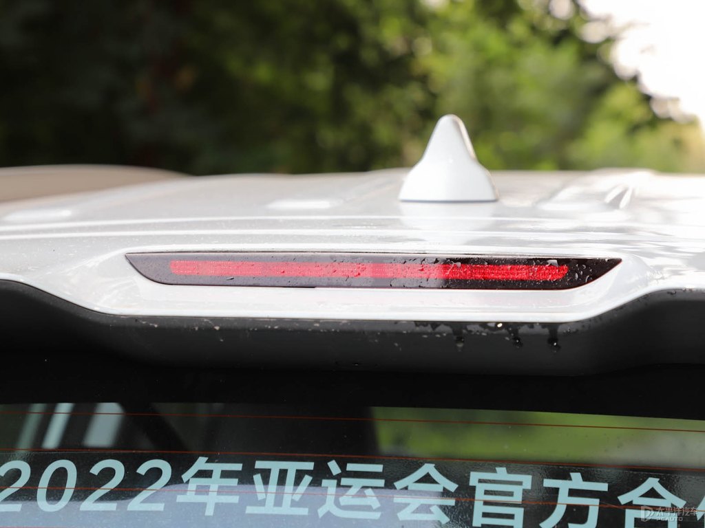 漢玉白遠景X6車尾外觀圖片