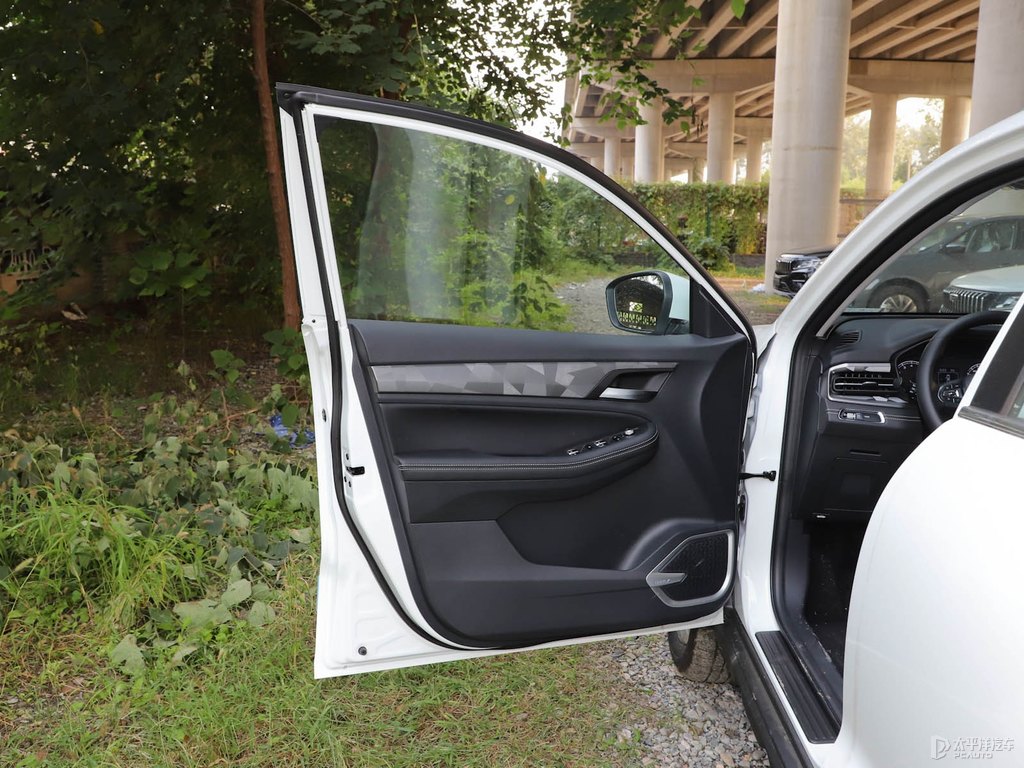 漢玉白遠(yuǎn)景X6車廂內(nèi)飾圖片