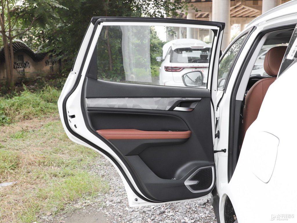 漢玉白遠景X6車廂內(nèi)飾圖片