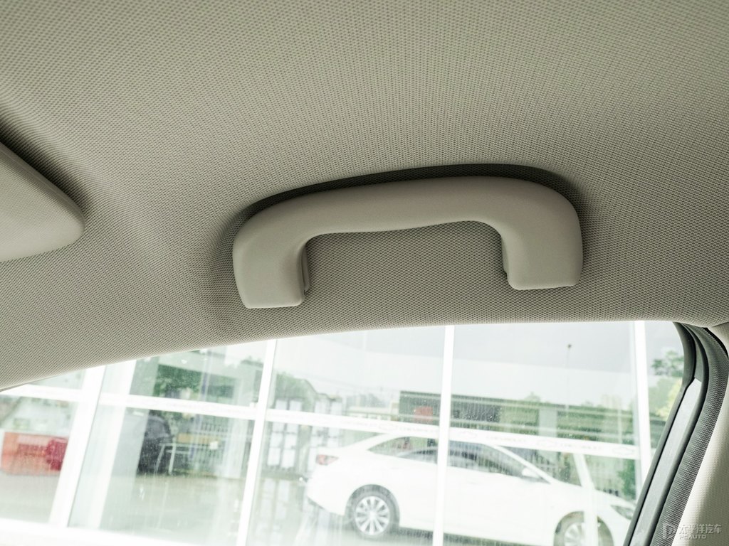 高冷灰科魯澤車廂內(nèi)飾圖片