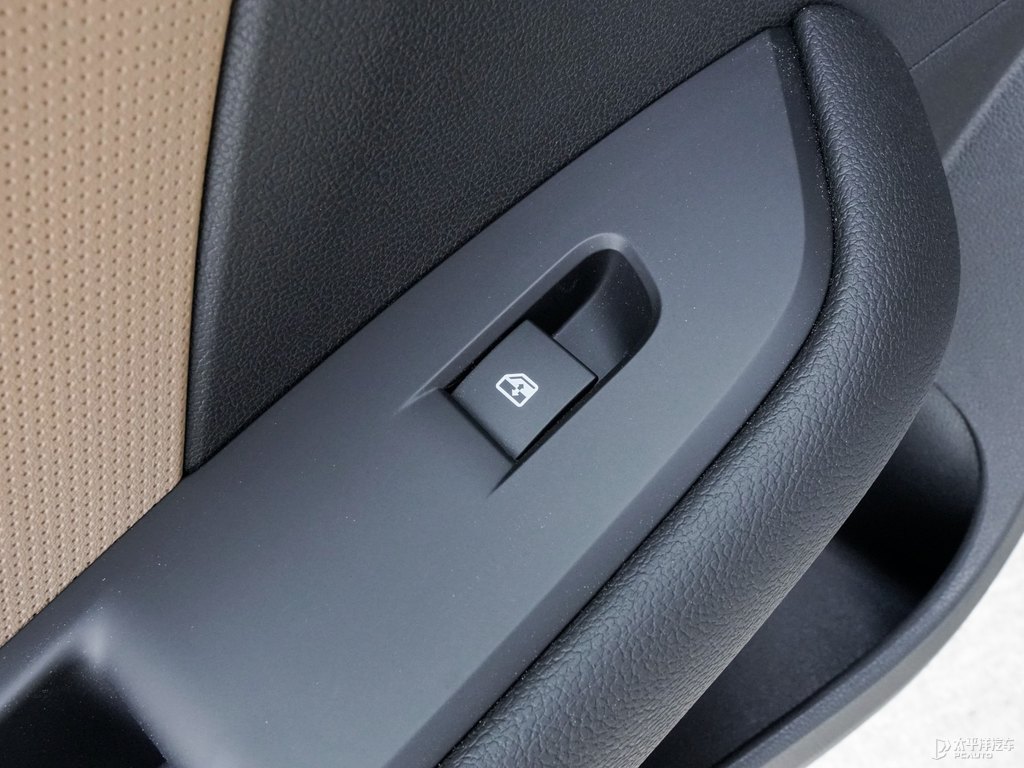 高冷灰科魯澤車廂內(nèi)飾圖片