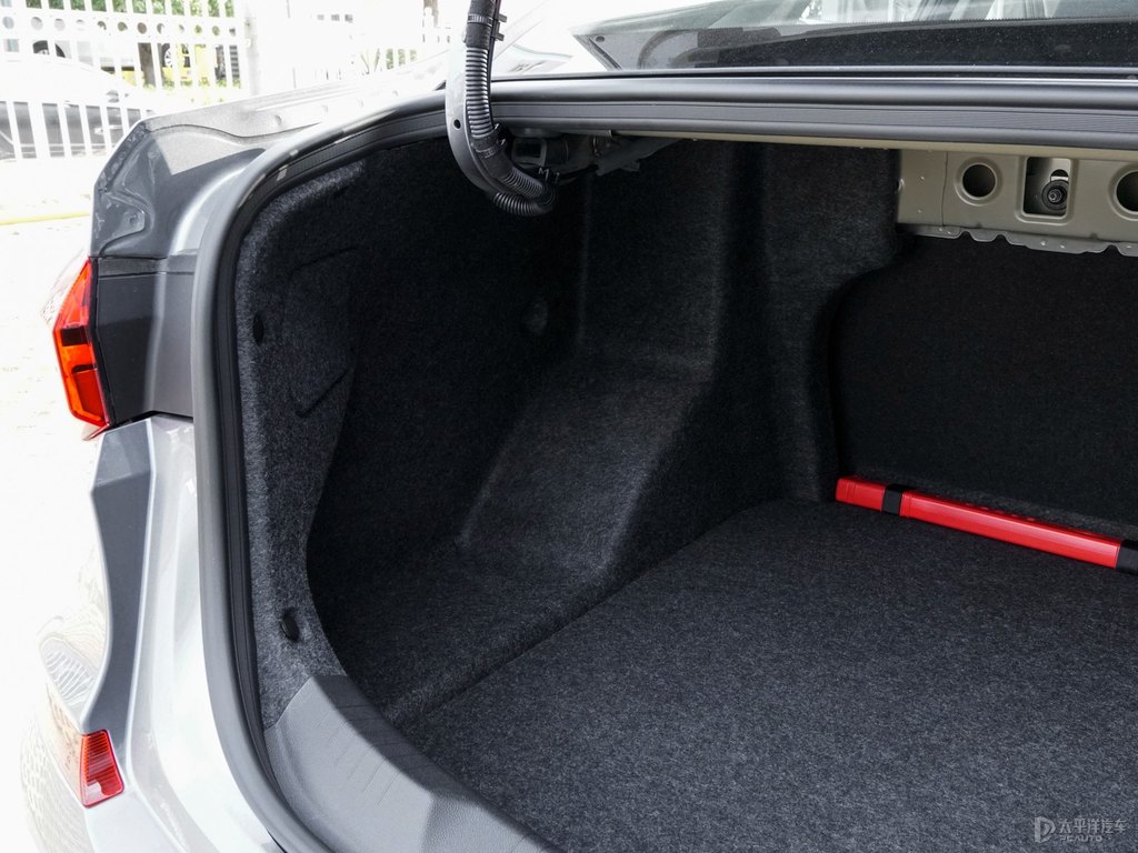 高冷灰科魯澤后備廂空間圖片