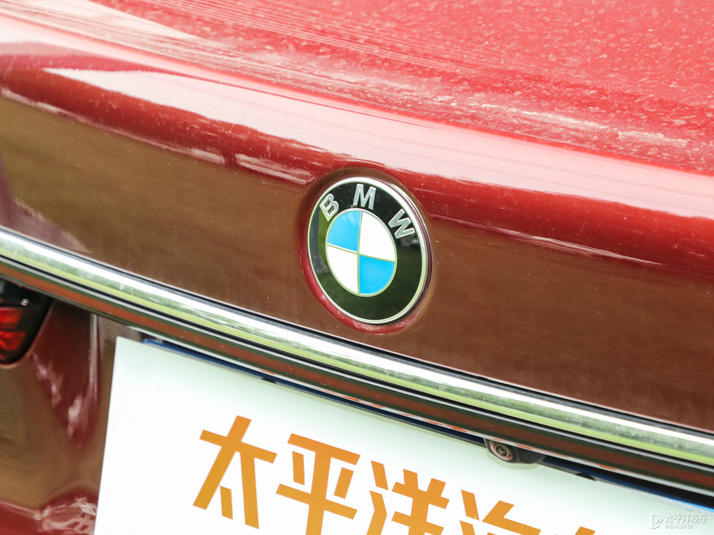 砂金石紅寶馬7系車尾外觀圖片