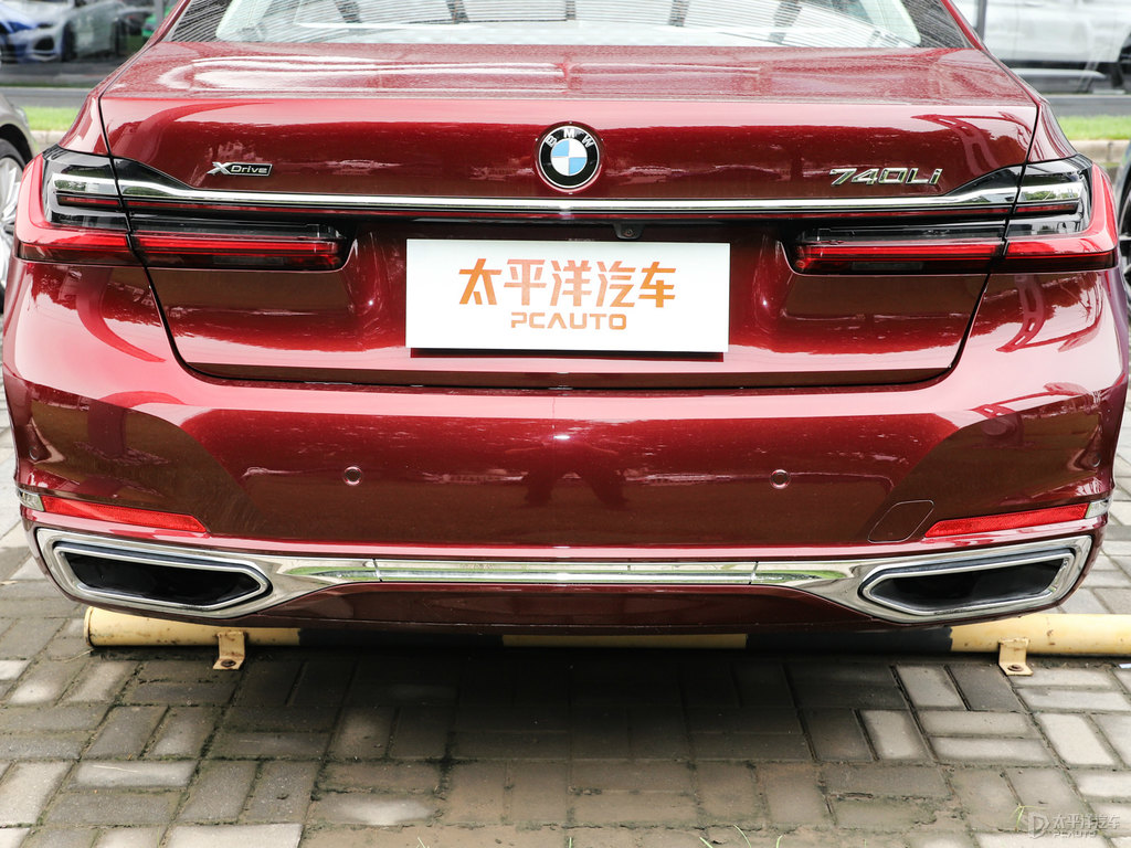 砂金石紅寶馬7系車尾外觀圖片