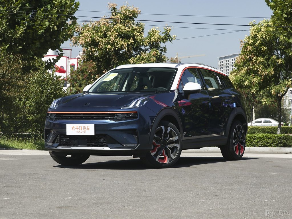 白色+深藍(lán)領(lǐng)克06整車外觀外觀圖片