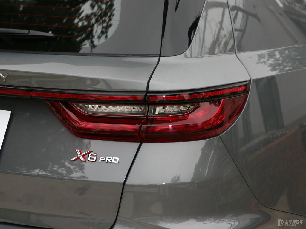 鈦金灰遠景X6車尾外觀圖片