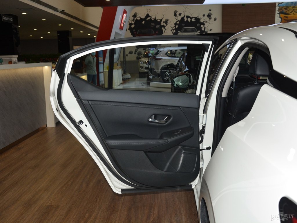 珠光白軒逸車廂內(nèi)飾圖片