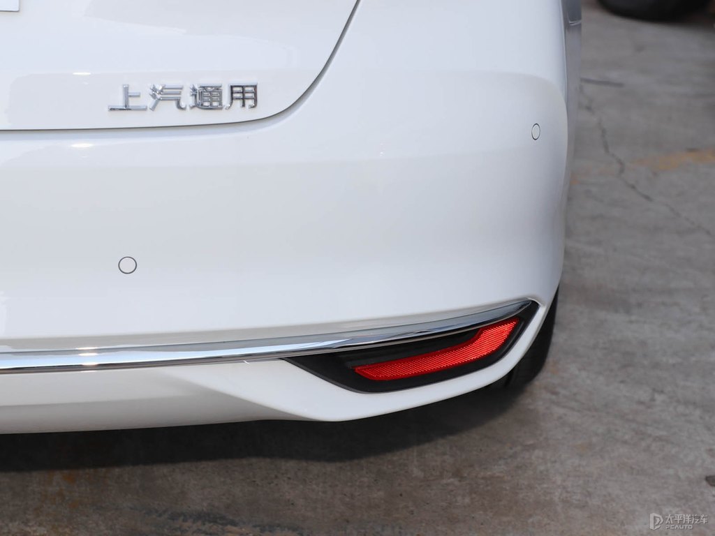 星云白威朗車尾外觀圖片