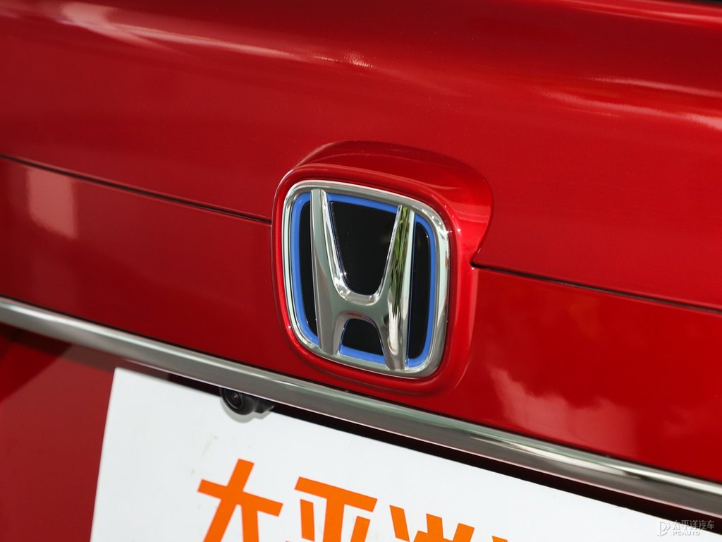 極速緋紅雅閣車尾外觀圖片