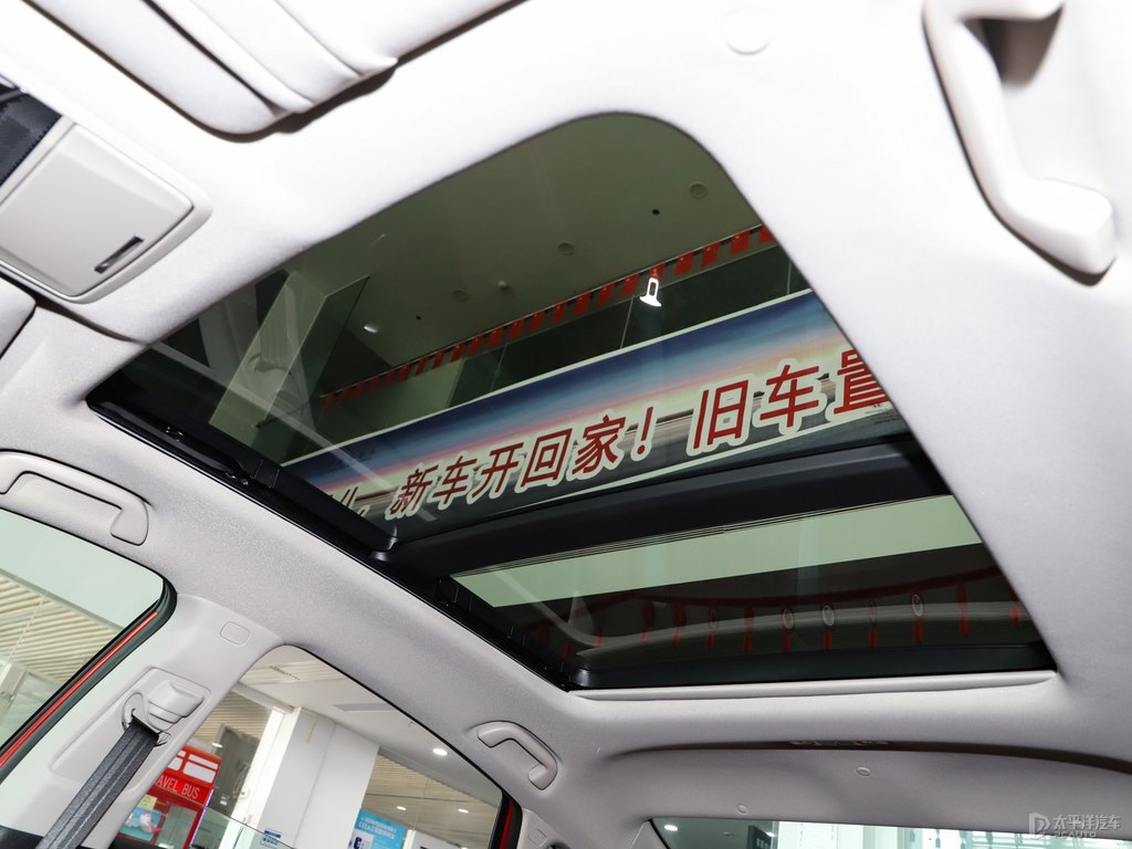 極速緋紅雅閣車廂內(nèi)飾圖片