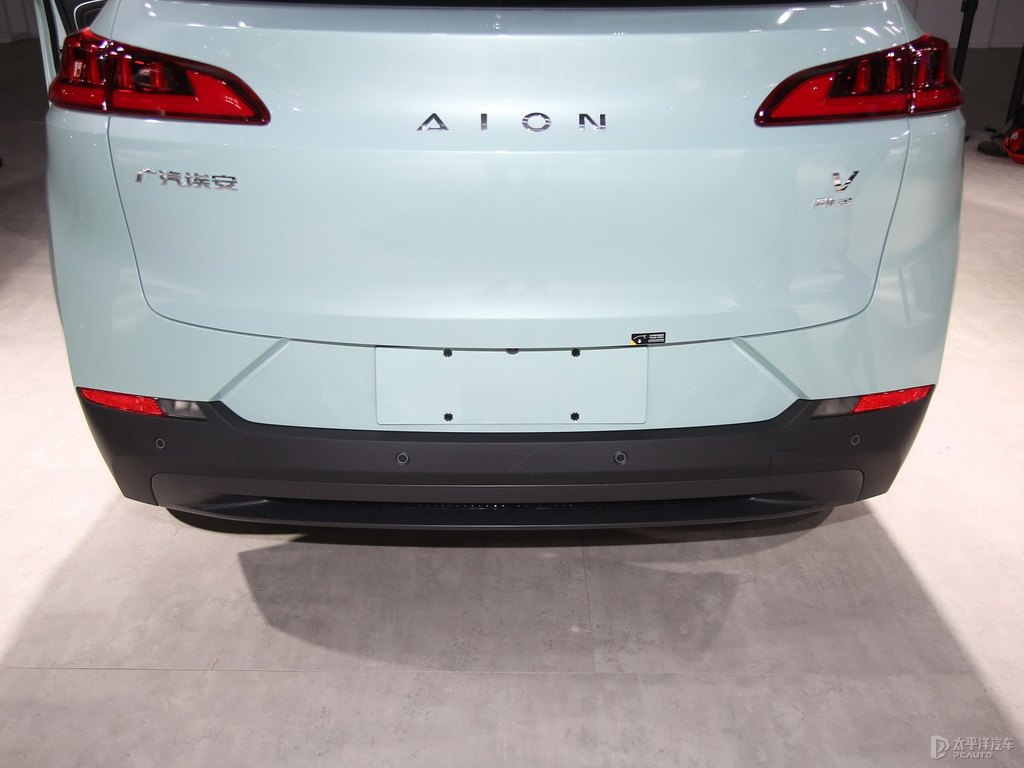 極地白AION V車尾外觀圖片