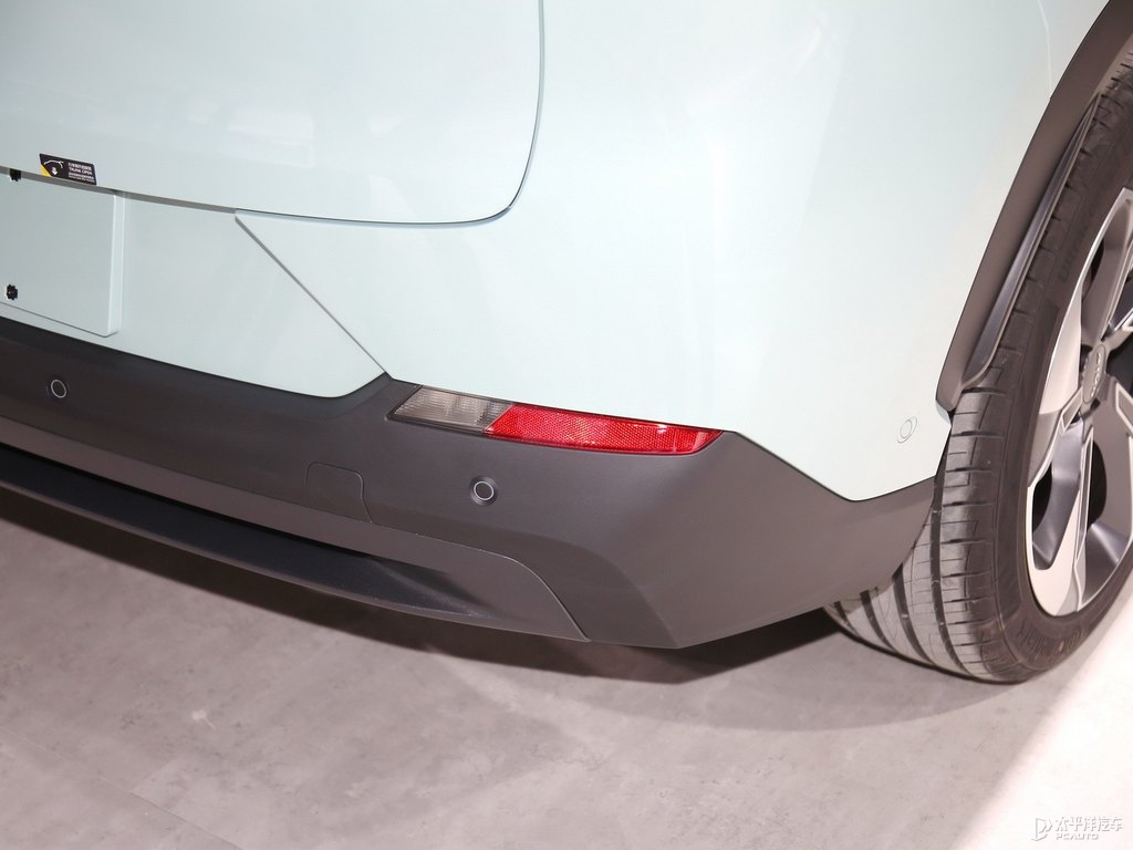 極地白AION V車尾外觀圖片