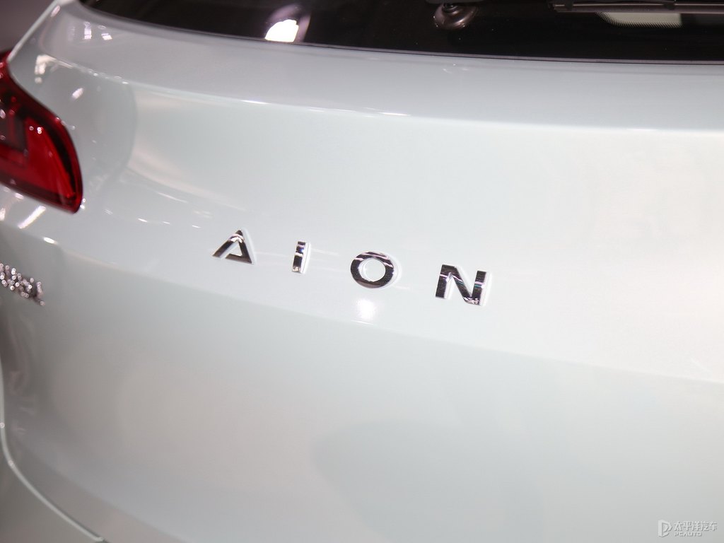 極地白AION V車尾外觀圖片
