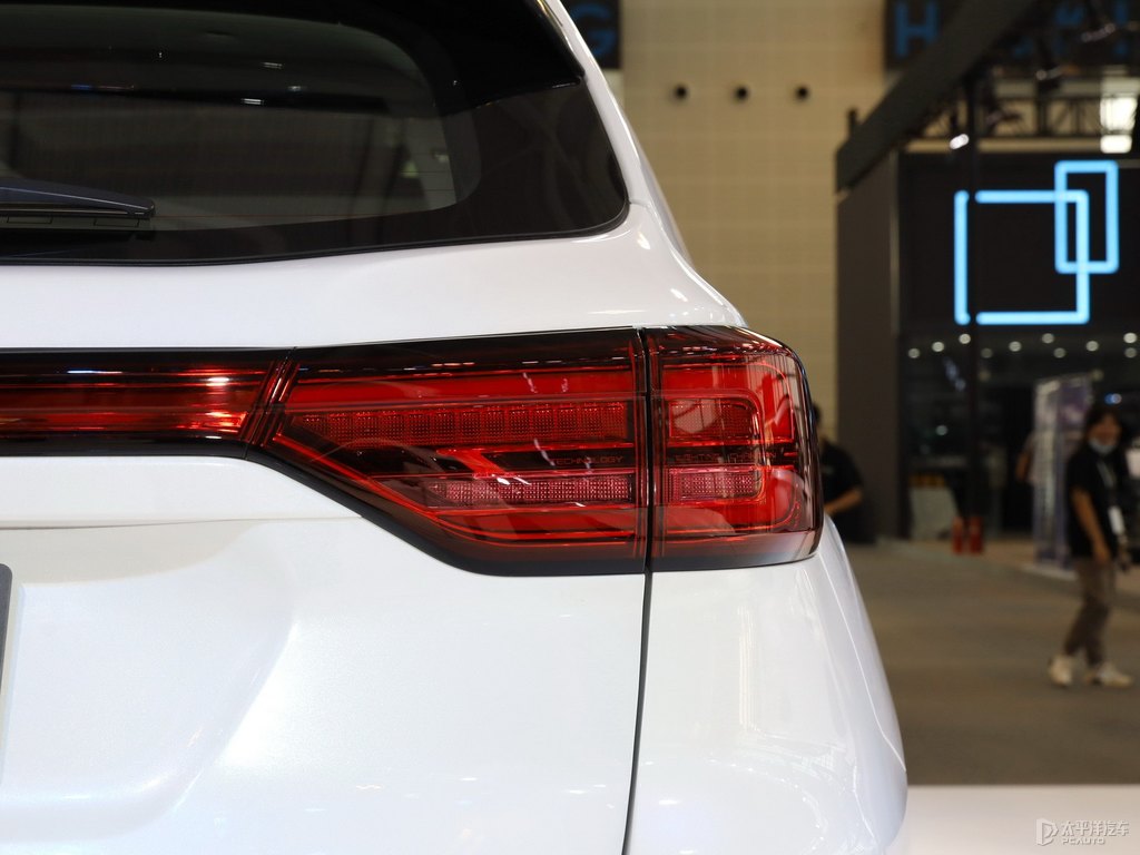 精靈白長安CS75車尾外觀圖片