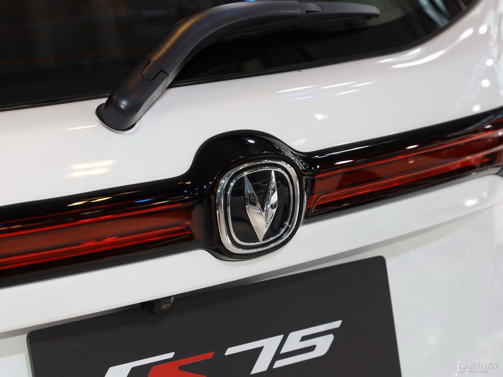 精靈白長(zhǎng)安CS75車尾外觀圖片