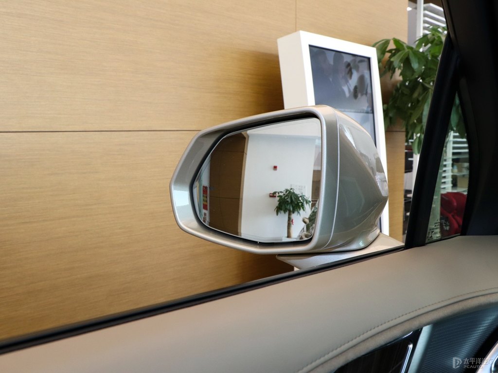 琉璃金凱迪拉克XT6車身外觀圖片