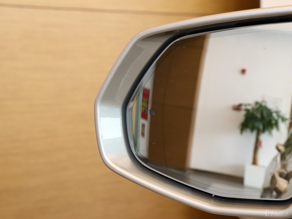 琉璃金凱迪拉克XT6車身外觀圖片