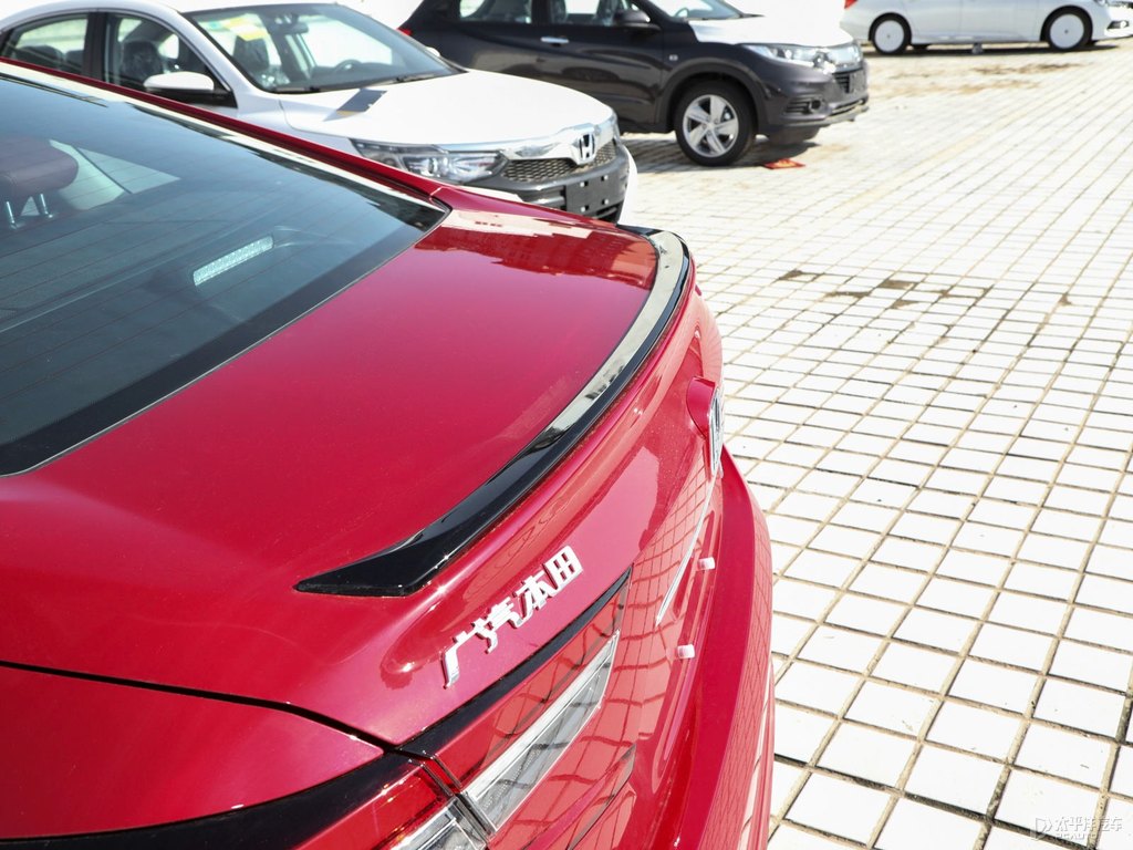 極速緋紅雅閣車尾外觀圖片
