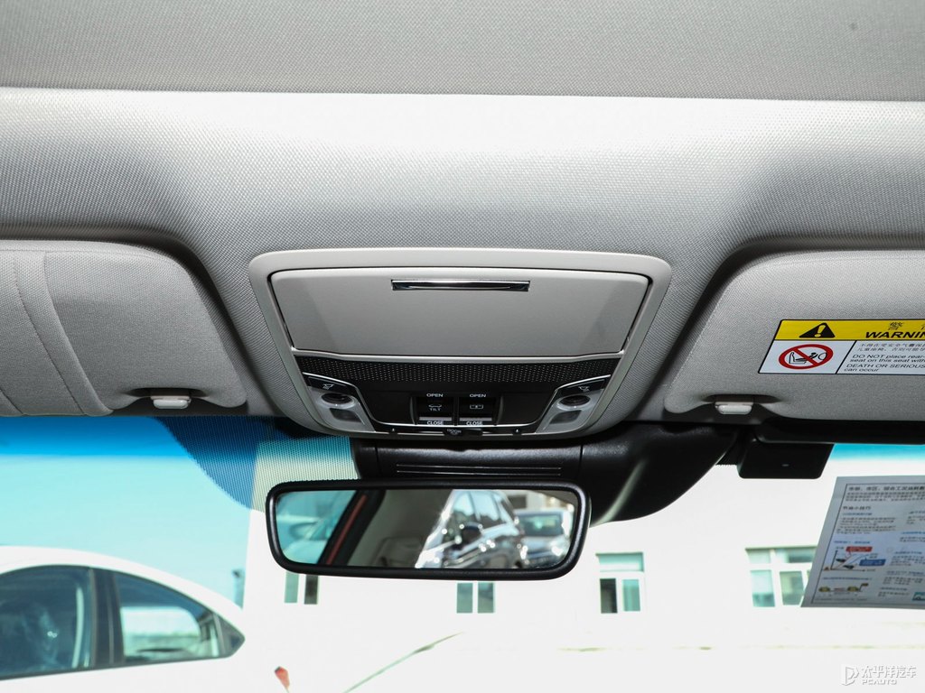 極速緋紅雅閣車廂內(nèi)飾圖片