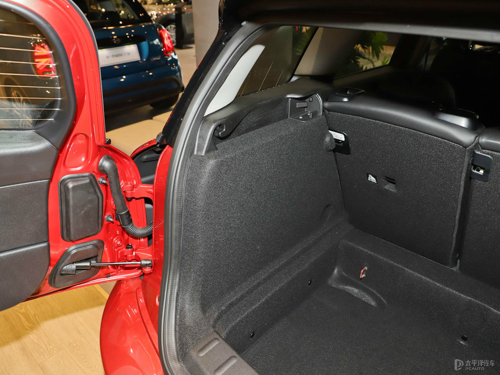 辣椒紅MINI CLUBMAN后備廂空間圖片