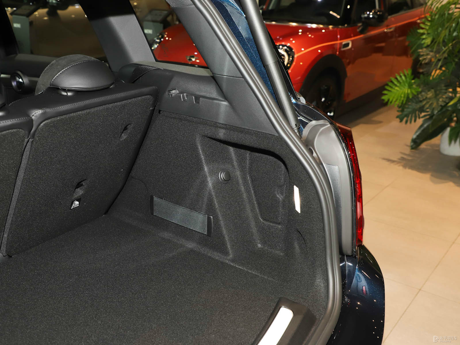 MINI JCW COUNTRYMAN空間高清大圖