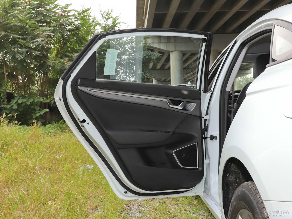 冰晶白帝豪新能源車廂內(nèi)飾圖片