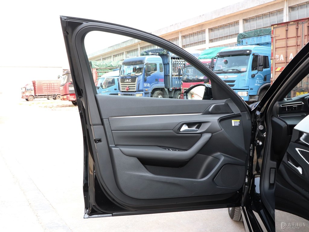 碳晶黑標致508車廂內(nèi)飾圖片