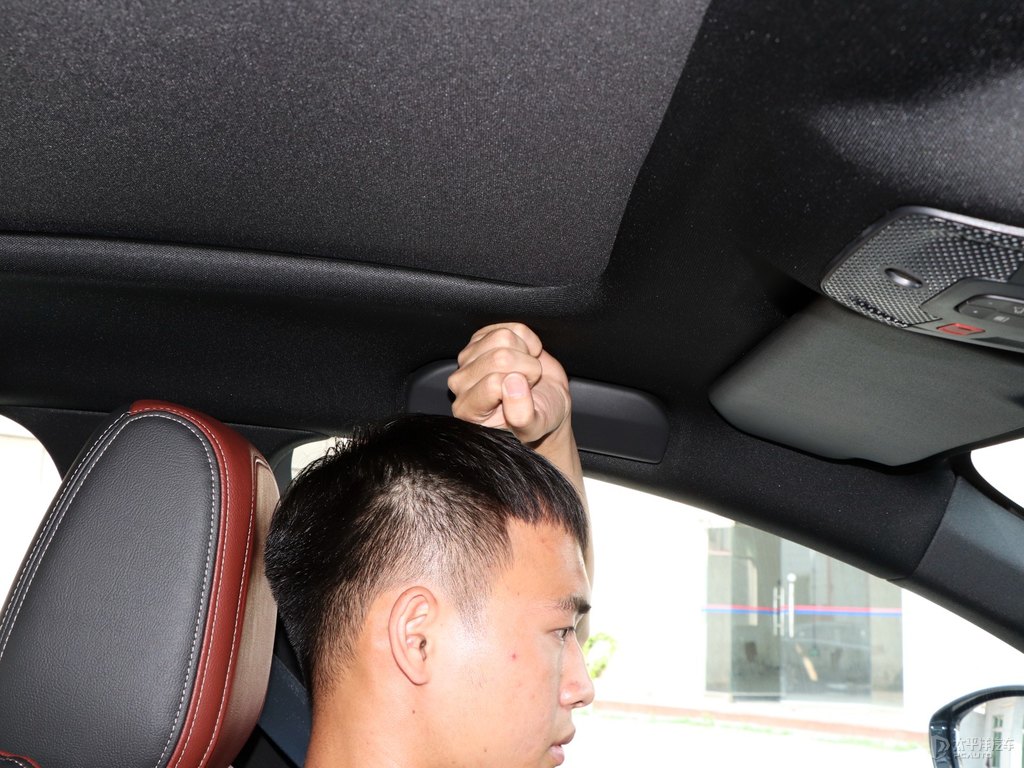 碳晶黑標致508駕乘空間空間圖片