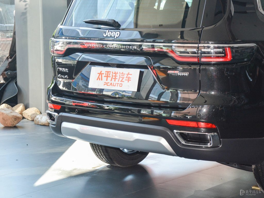 北極黑大指揮官車尾外觀圖片