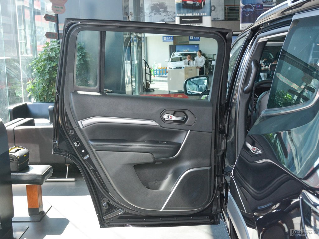 北極黑大指揮官車廂內(nèi)飾圖片