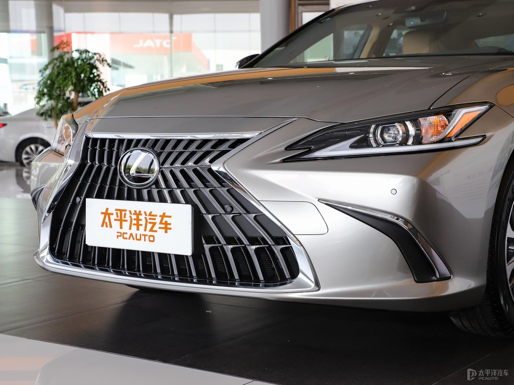 超音速鈦銀雷克薩斯ES車頭外觀圖片