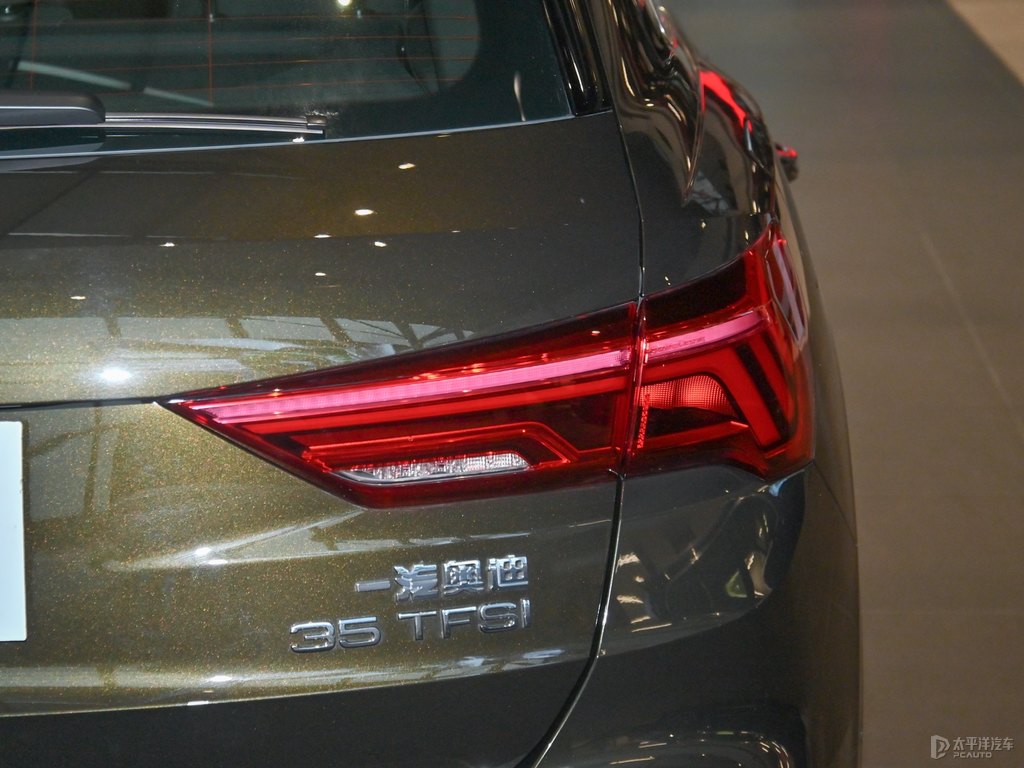 可汗綠奧迪Q3車尾外觀圖片