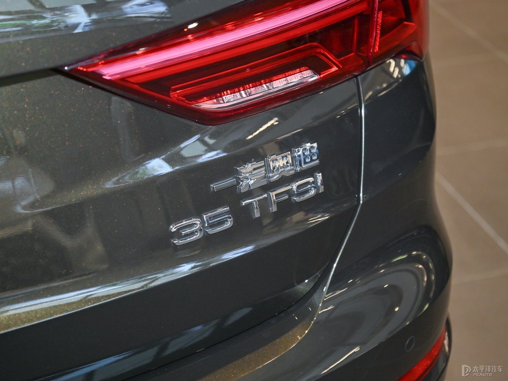 可汗綠奧迪Q3車尾外觀圖片