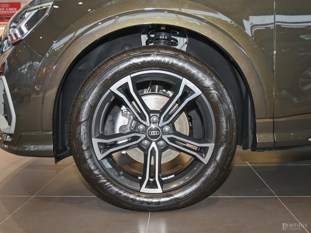 可汗綠奧迪Q3車身外觀圖片