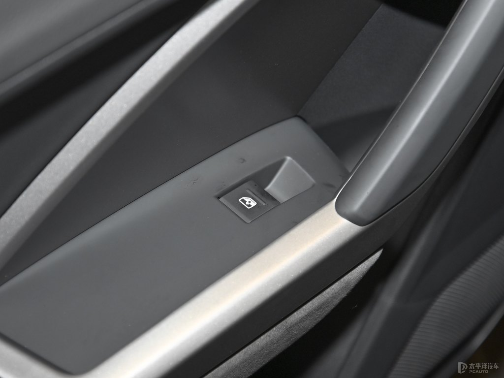 可汗綠奧迪Q3車廂內(nèi)飾圖片