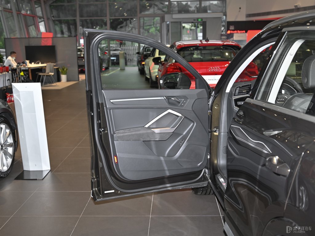 可汗綠奧迪Q3車廂內(nèi)飾圖片
