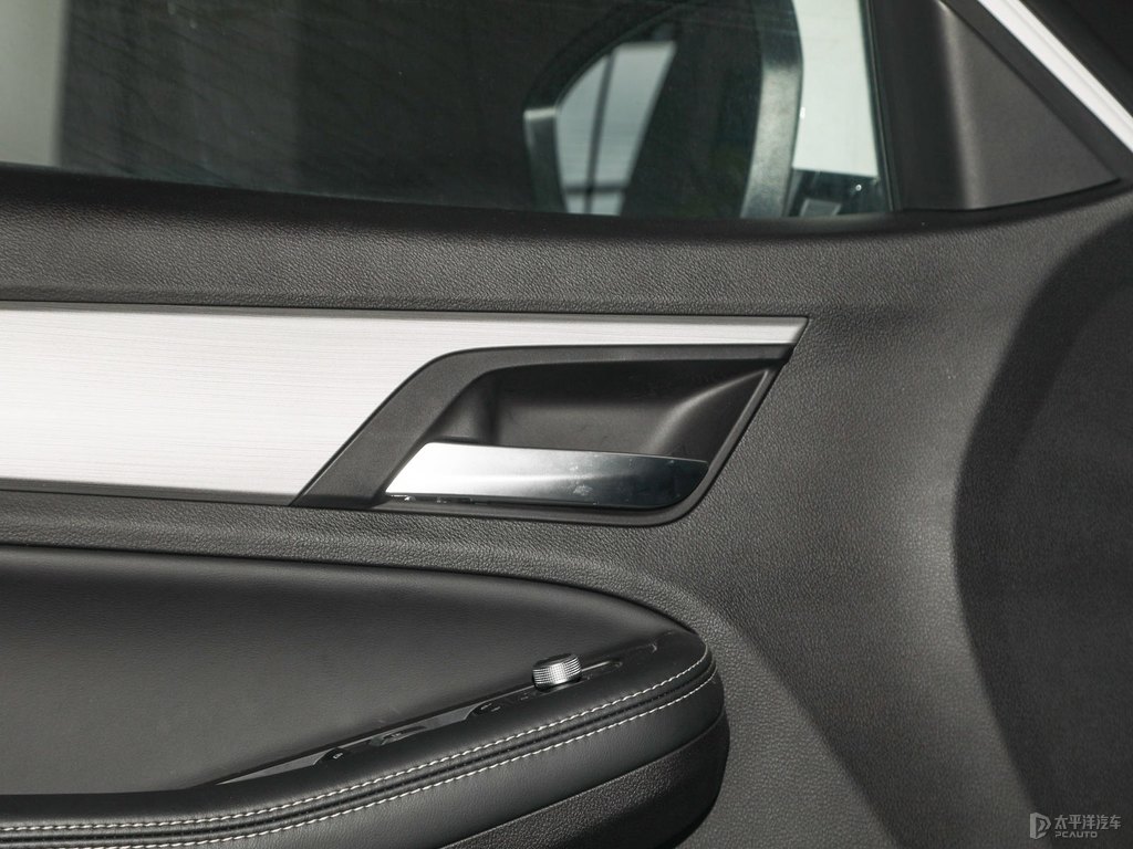漢玉白遠(yuǎn)景X6車廂內(nèi)飾圖片