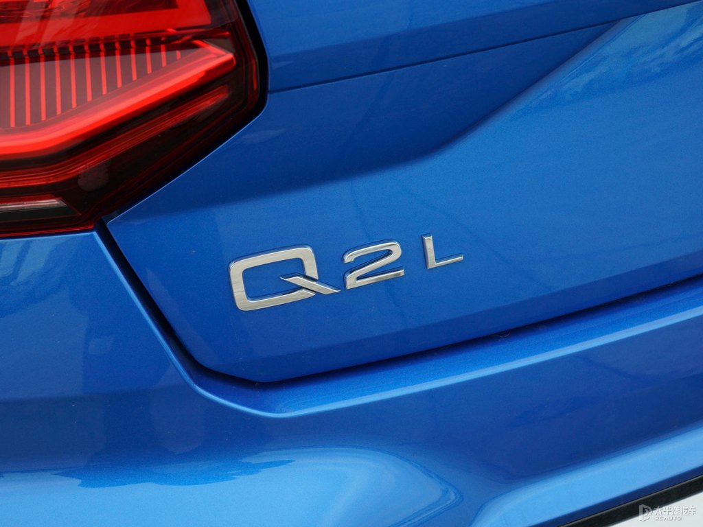 鸚鵡藍(lán)奧迪Q2L車尾外觀圖片