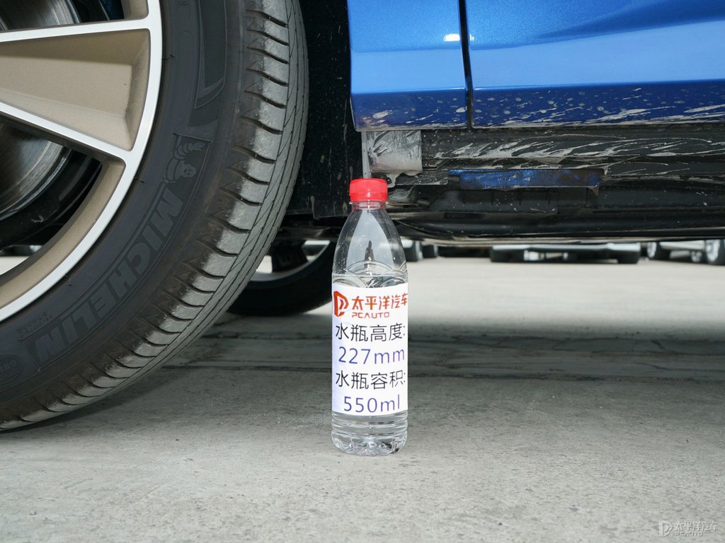 鸚鵡藍(lán)奧迪Q2L車(chē)身外觀圖片