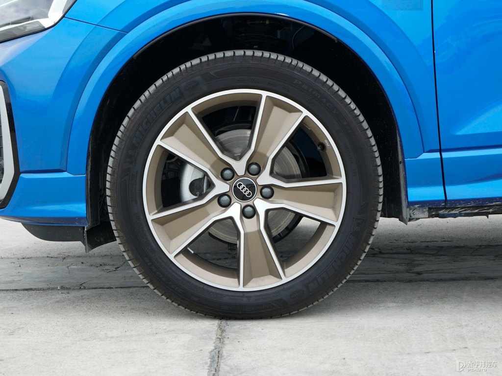 鸚鵡藍(lán)奧迪Q2L車身外觀圖片