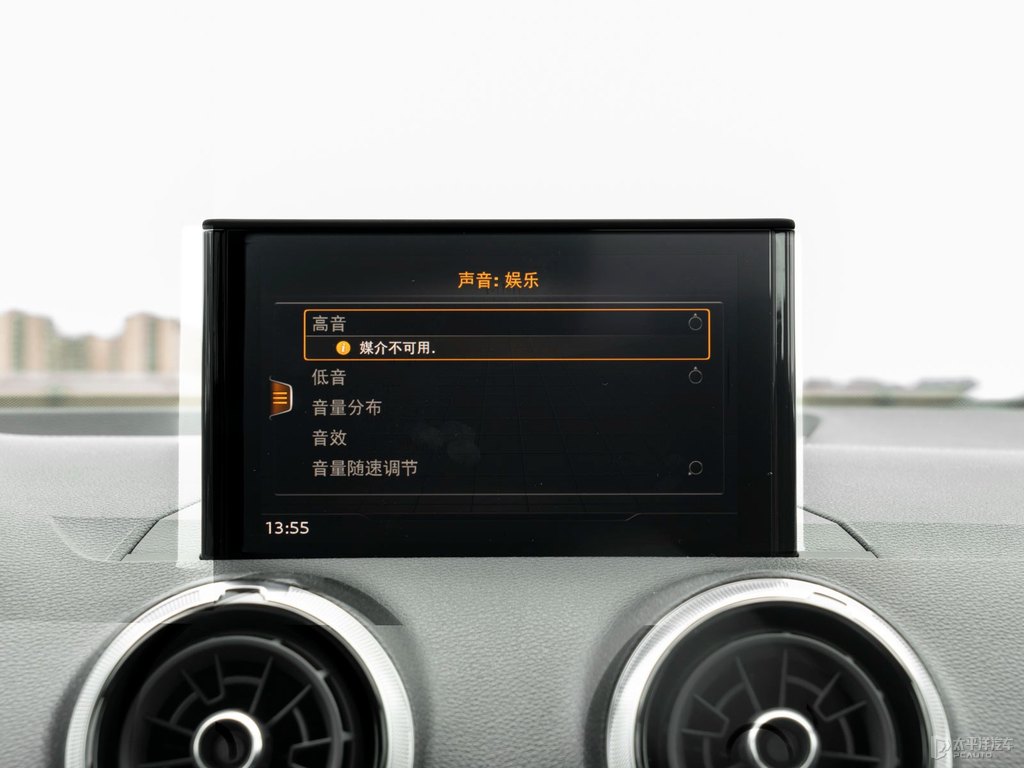 鸚鵡藍(lán)奧迪Q2L中控內(nèi)飾圖片