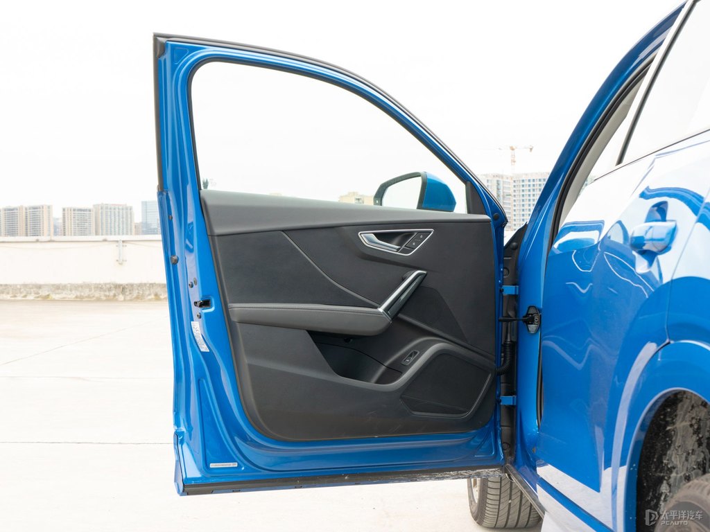 鸚鵡藍(lán)奧迪Q2L車廂內(nèi)飾圖片