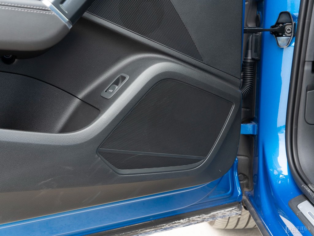 鸚鵡藍奧迪Q2L車廂內(nèi)飾圖片