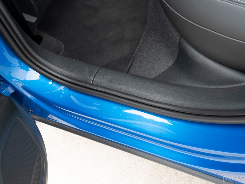 鸚鵡藍(lán)奧迪Q2L車廂內(nèi)飾圖片