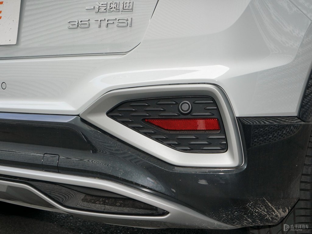 冰川白奧迪Q2L車尾外觀圖片
