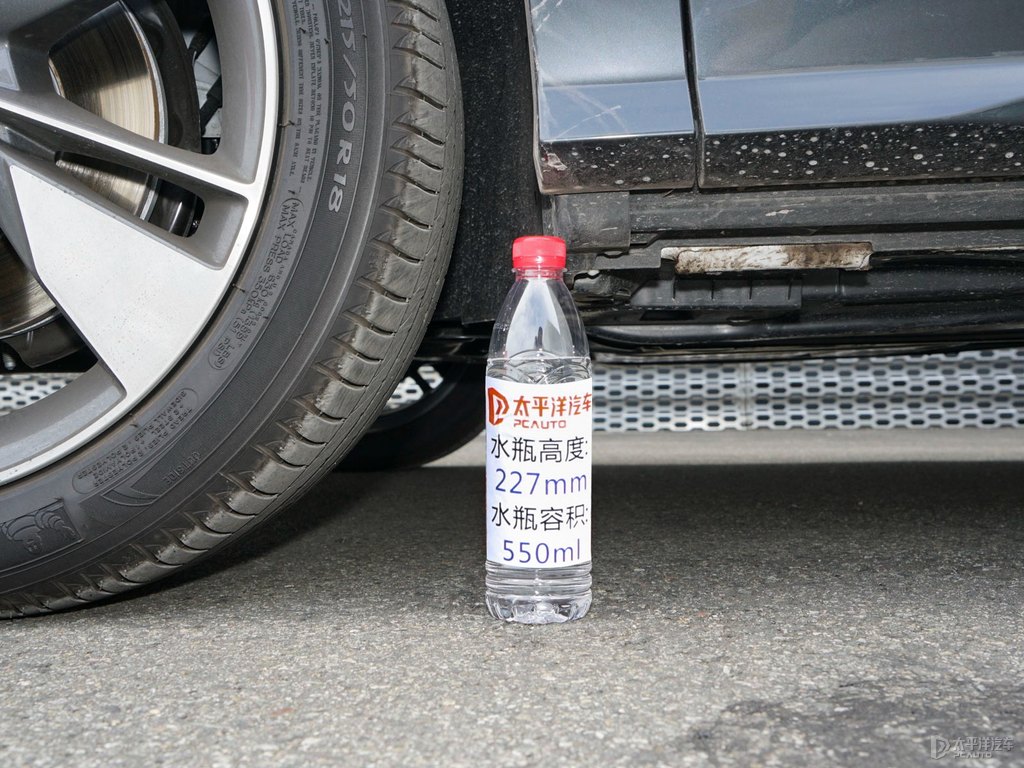 冰川白奧迪Q2L車(chē)身外觀圖片