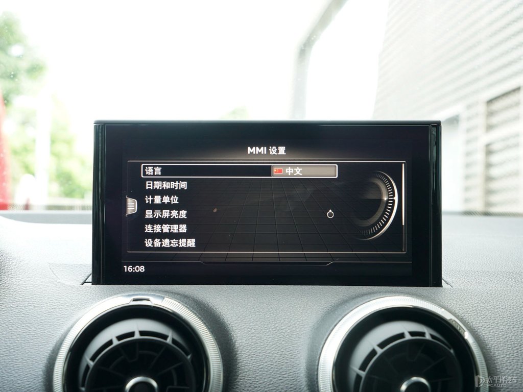 冰川白奧迪Q2L中控內(nèi)飾圖片
