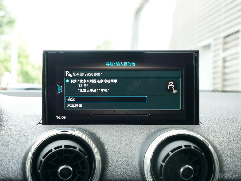 冰川白奧迪Q2L中控內(nèi)飾圖片